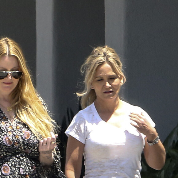 Michelle Pugh (à gauche), la présumée maitresse d'Ozzy Osbourne, avec la maquilleuse Gina Veltri à Beverly Hills, le 16 mai 2016