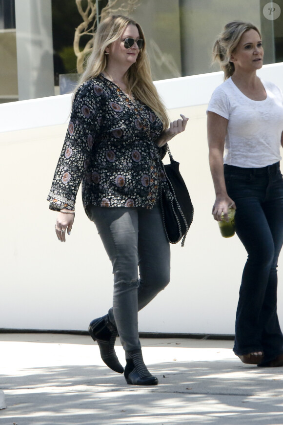 Michelle Pugh (à gauche), la présumée maitresse d'Ozzy Osbourne, avec la maquilleuse Gina Veltri à Beverly Hills, le 16 mai 2016