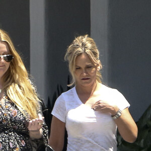 Michelle Pugh (à gauche), la présumée maitresse d'Ozzy Osbourne, avec la maquilleuse Gina Veltri à Beverly Hills, le 16 mai 2016