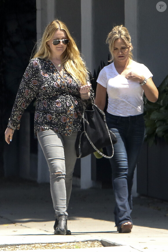 Michelle Pugh (à gauche), la présumée maitresse d'Ozzy Osbourne, avec la maquilleuse Gina Veltri à Beverly Hills, le 16 mai 2016