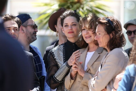 Marion Cotillard et Nathalie Baye - Photocall du film "Juste la fin du monde" lors du 69e Festival International du Film de Cannes. Le 19 mai 2016 © Borde-Moreau / Bestimage