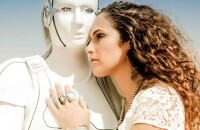 Elisa Tovati, Take Me Far Away, premier extrait de l'album Me & My Robot.