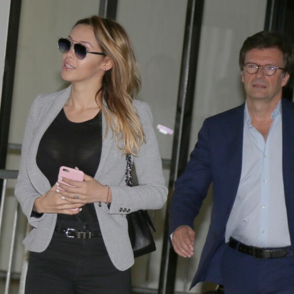 Nabilla Benat­tia - Nabilla Benat­tia compa­raît devant le tribu­nal correc­tion­nel de Nanterre, suite à la fameuse affaire du coup de couteau sur son conjoint, Thomas Vergara le 19 mai 2016. La jeune femme est accusée d'avoir poignardé son compagnon Thomas Vergara à la suite d'une dispute et risque jusqu'à 7 ans de prison.