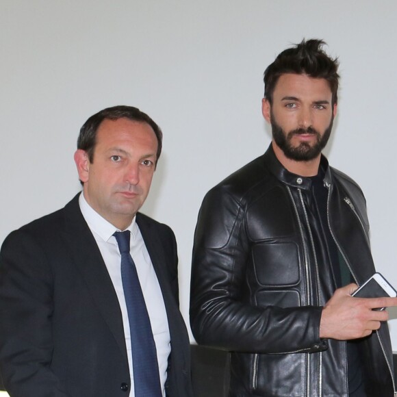 Thomas Vergara et son avocat au tribunal de Nanterre pendant les délibérés du procès de Nabilla Benattia le 19 mai 2016. 8 mois de prison ferme ont été requis contre Nabilla Benattia. La jeune femme est accusée d'avoir poignardé son compagnon Thomas Vergara à la suite d'une dispute et risque jusqu'à 7 ans de prison.
