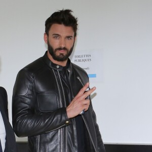 Thomas Vergara et son avocat au tribunal de Nanterre pendant les délibérés du procès de Nabilla Benattia le 19 mai 2016. 8 mois de prison ferme ont été requis contre Nabilla Benattia. La jeune femme est accusée d'avoir poignardé son compagnon Thomas Vergara à la suite d'une dispute et risque jusqu'à 7 ans de prison.