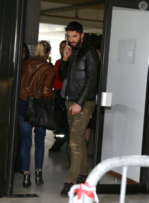 Nabilla Benattia quitte le tribunal de Nanterre avec son compagnon Thomas Vergara le 19 mai 2016. Elle est condamnée à 24 mois de prison dont 6 mois ferme pour avoir poignardé son compagnon Thomas Vergara. Le couple s'embrasse tendrement devant les caméras et sort avec le sourire.