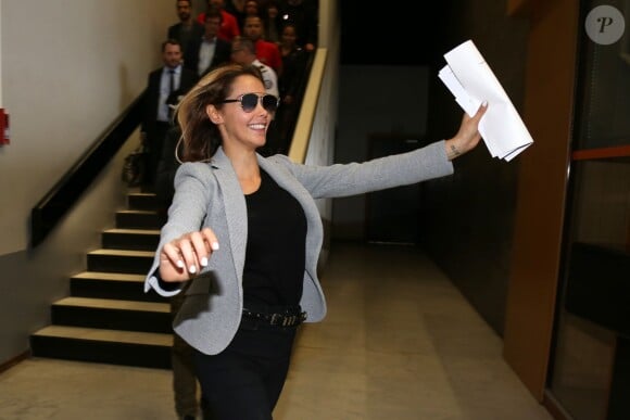 Nabilla Benattia quitte le tribunal de Nanterre avec son compagnon Thomas Vergara le 19 mai 2016. Elle est condamnée à 24 mois de prison dont 6 mois ferme pour avoir poignardé son compagnon Thomas Vergara. Le couple s'embrasse tendrement devant les caméras et sort avec le sourire.