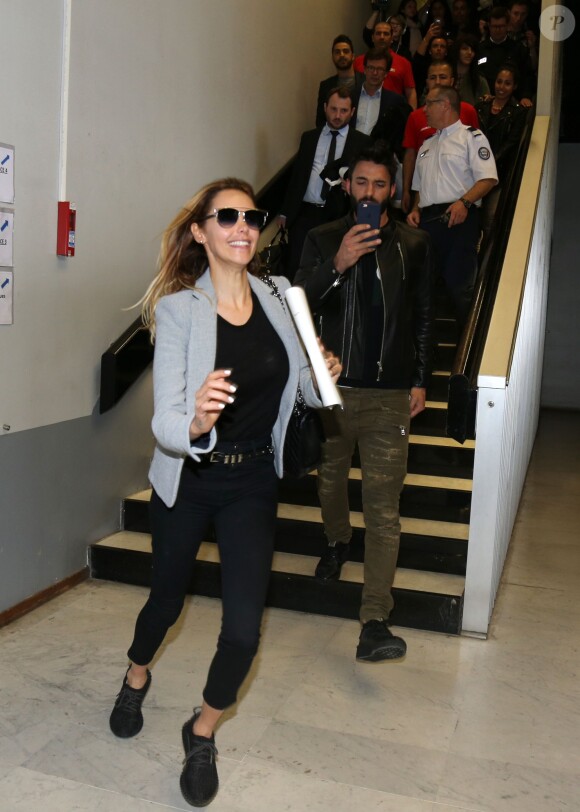 Nabilla Benattia quitte le tribunal de Nanterre avec son compagnon Thomas Vergara le 19 mai 2016. Elle est condamnée à 24 mois de prison dont 6 mois ferme pour avoir poignardé son compagnon Thomas Vergara. Le couple s'embrasse tendrement devant les caméras et sort avec le sourire.