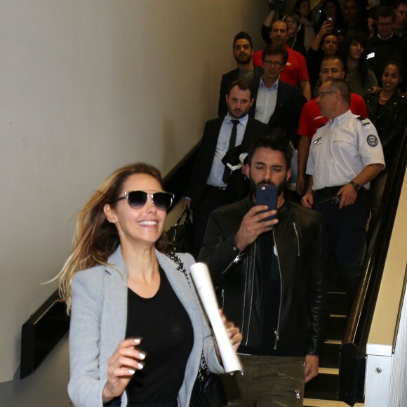 Nabilla Benattia quitte le tribunal de Nanterre avec son compagnon Thomas Vergara le 19 mai 2016. Elle est condamnée à 24 mois de prison dont 6 mois ferme pour avoir poignardé son compagnon Thomas Vergara. Le couple s'embrasse tendrement devant les caméras et sort avec le sourire.