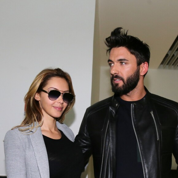Nabilla Benattia quitte le tribunal de Nanterre avec son compagnon Thomas Vergara le 19 mai 2016. Elle est condamnée à 24 mois de prison dont 6 mois ferme pour avoir poignardé son compagnon Thomas Vergara. Le couple s'embrasse tendrement devant les caméras et sort avec le sourire.