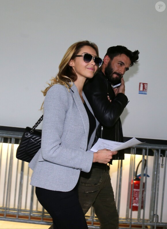 Nabilla Benattia quitte le tribunal de Nanterre avec son compagnon Thomas Vergara le 19 mai 2016. Elle est condamnée à 24 mois de prison dont 6 mois ferme pour avoir poignardé son compagnon Thomas Vergara. Le couple s'embrasse tendrement devant les caméras et sort avec le sourire.