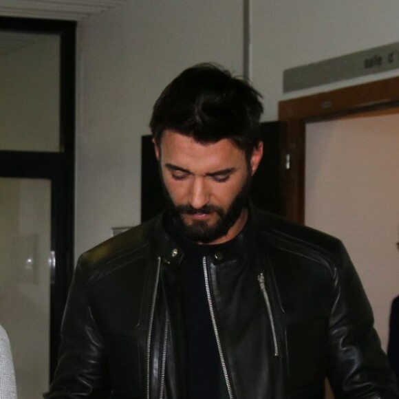 Nabilla Benattia quitte le tribunal de Nanterre avec son compagnon Thomas Vergara le 19 mai 2016. Elle est condamnée à 24 mois de prison dont 6 mois ferme pour avoir poignardé son compagnon Thomas Vergara. Le couple s'embrasse tendrement devant les caméras et sort avec le sourire.