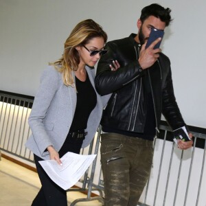 Nabilla Benattia quitte le tribunal de Nanterre avec son compagnon Thomas Vergara le 19 mai 2016. Elle est condamnée à 24 mois de prison dont 6 mois ferme pour avoir poignardé son compagnon Thomas Vergara. Le couple s'embrasse tendrement devant les caméras et sort avec le sourire.