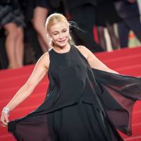 Cannes 2016 : Emmanuelle Béart tout en légéreté devant Soko et Marina Foïs
