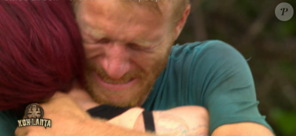Gabriel craque dans les bras de sa soeur - "Koh-Lanta 2016", épisode du 20 mai 2016, sur TF1.