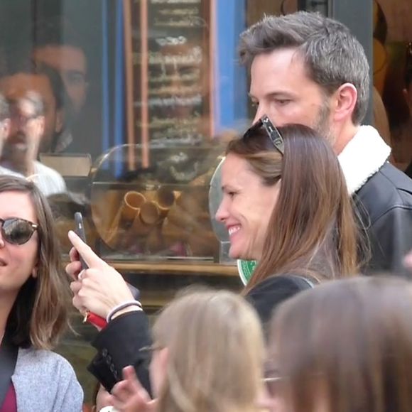 Exclusif - Ben Affleck et Jennifer Garner à Paris avec leurs 3 enfants Violet, Seraphina et Samuel ainsi que 2 nounous. Logée dans un somptueux hôtel dans le Marais, toute la famille est allée acheter jeudi après-midi des glaces chez Amorino, célèbre glacier. Le couple a été tout de suite reconnu et certains clients qui faisaient la queue ont pu même discuter avec eux. Les deux stars ont échangé un baiser à l'intérieur de l'hôtel, rapporte un témoin de la scène. Paris le 5 mai 2016