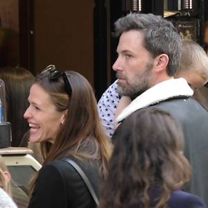 Exclusif - Ben Affleck et Jennifer Garner à Paris avec leurs 3 enfants Violet, Seraphina et Samuel ainsi que 2 nounous. Logée dans un somptueux hôtel dans le Marais, toute la famille est allée acheter jeudi après-midi des glaces chez Amorino, célèbre glacier. Le couple a été tout de suite reconnu et certains clients qui faisaient la queue ont pu même discuter avec eux. Les deux stars ont échangé un baiser à l'intérieur de l'hôtel, rapporte un témoin de la scène. Paris le 5 mai 2016