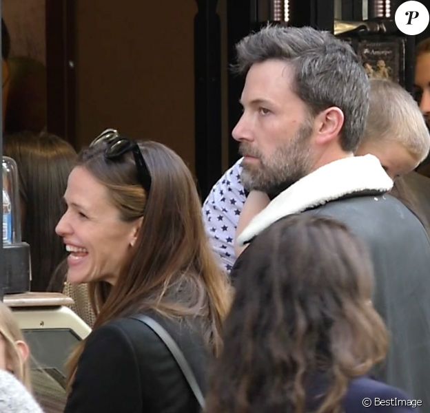 Exclusif - Ben Affleck et Jennifer Garner à Paris avec leurs 3 enfants Violet, Seraphina et Samuel ainsi que 2 nounous. Logée dans un somptueux hôtel dans le Marais, toute la famille est allée acheter jeudi après-midi des glaces chez Amorino, célèbre glacier. Le couple a été tout de suite reconnu et certains clients qui faisaient la queue ont pu même discuter avec eux. Les deux stars ont échangé un baiser à l'intérieur de l'hôtel, rapporte un témoin de la scène. Paris le 5 mai 2016