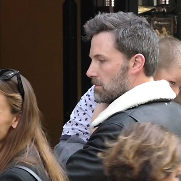 Exclusif - Ben Affleck et Jennifer Garner à Paris avec leurs 3 enfants Violet, Seraphina et Samuel ainsi que 2 nounous. Logée dans un somptueux hôtel dans le Marais, toute la famille est allée acheter jeudi après-midi des glaces chez Amorino, célèbre glacier. Le couple a été tout de suite reconnu et certains clients qui faisaient la queue ont pu même discuter avec eux. Les deux stars ont échangé un baiser à l'intérieur de l'hôtel, rapporte un témoin de la scène. Paris le 5 mai 2016