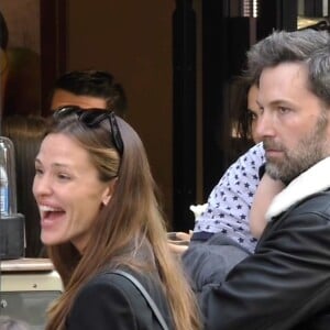 Exclusif - Ben Affleck et Jennifer Garner à Paris avec leurs 3 enfants Violet, Seraphina et Samuel ainsi que 2 nounous. Logée dans un somptueux hôtel dans le Marais, toute la famille est allée acheter jeudi après-midi des glaces chez Amorino, célèbre glacier. Le couple a été tout de suite reconnu et certains clients qui faisaient la queue ont pu même discuter avec eux. Les deux stars ont échangé un baiser à l'intérieur de l'hôtel, rapporte un témoin de la scène. Paris le 5 mai 2016