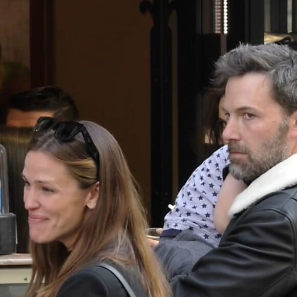 Exclusif - Ben Affleck et Jennifer Garner à Paris avec leurs 3 enfants Violet, Seraphina et Samuel ainsi que 2 nounous. Logée dans un somptueux hôtel dans le Marais, toute la famille est allée acheter jeudi après-midi des glaces chez Amorino, célèbre glacier. Le couple a été tout de suite reconnu et certains clients qui faisaient la queue ont pu même discuter avec eux. Les deux stars ont échangé un baiser à l'intérieur de l'hôtel, rapporte un témoin de la scène. Paris le 5 mai 2016