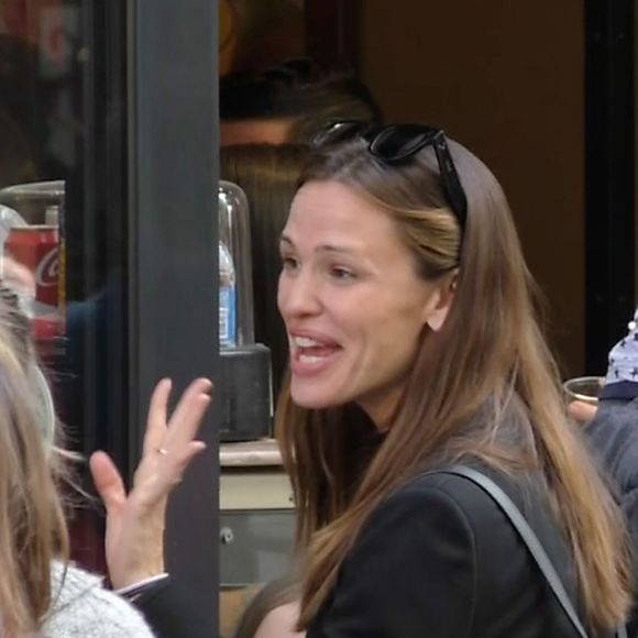 Exclusif - Ben Affleck et Jennifer Garner à Paris avec leurs 3 enfants Violet, Seraphina et Samuel ainsi que 2 nounous. Logée dans un somptueux hôtel dans le Marais, toute la famille est allée acheter jeudi après-midi des glaces chez Amorino, célèbre glacier. Le couple a été tout de suite reconnu et certains clients qui faisaient la queue ont pu même discuter avec eux. Les deux stars ont échangé un baiser à l'intérieur de l'hôtel, rapporte un témoin de la scène. Paris le 5 mai 2016