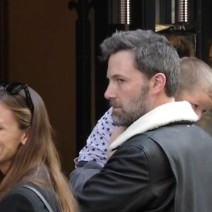 Exclusif - Ben Affleck et Jennifer Garner à Paris avec leurs 3 enfants Violet, Seraphina et Samuel ainsi que 2 nounous. Logée dans un somptueux hôtel dans le Marais, toute la famille est allée acheter jeudi après-midi des glaces chez Amorino, célèbre glacier. Le couple a été tout de suite reconnu et certains clients qui faisaient la queue ont pu même discuter avec eux. Les deux stars ont échangé un baiser à l'intérieur de l'hôtel, rapporte un témoin de la scène. Paris le 5 mai 2016