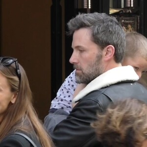 Exclusif - Ben Affleck et Jennifer Garner à Paris avec leurs 3 enfants Violet, Seraphina et Samuel ainsi que 2 nounous. Logée dans un somptueux hôtel dans le Marais, toute la famille est allée acheter jeudi après-midi des glaces chez Amorino, célèbre glacier. Le couple a été tout de suite reconnu et certains clients qui faisaient la queue ont pu même discuter avec eux. Les deux stars ont échangé un baiser à l'intérieur de l'hôtel, rapporte un témoin de la scène. Paris le 5 mai 2016