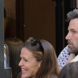 Exclusif - Ben Affleck et Jennifer Garner à Paris avec leurs 3 enfants Violet, Seraphina et Samuel ainsi que 2 nounous. Logée dans un somptueux hôtel dans le Marais, toute la famille est allée acheter jeudi après-midi des glaces chez Amorino, célèbre glacier. Le couple a été tout de suite reconnu et certains clients qui faisaient la queue ont pu même discuter avec eux. Les deux stars ont échangé un baiser à l'intérieur de l'hôtel, rapporte un témoin de la scène. Paris le 5 mai 2016