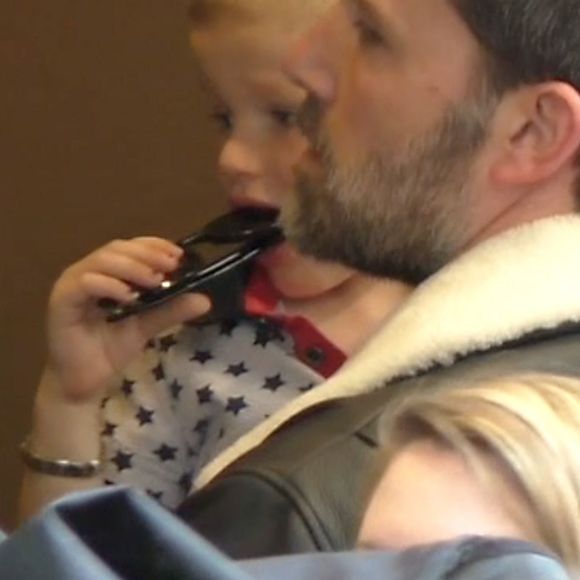 Exclusif - Ben Affleck et Jennifer Garner à Paris avec leurs 3 enfants Violet, Seraphina et Samuel ainsi que 2 nounous. Logée dans un somptueux hôtel dans le Marais, toute la famille est allée acheter jeudi après-midi des glaces chez Amorino, célèbre glacier. Le couple a été tout de suite reconnu et certains clients qui faisaient la queue ont pu même discuter avec eux. Les deux stars ont échangé un baiser à l'intérieur de l'hôtel, rapporte un témoin de la scène. Paris le 5 mai 2016