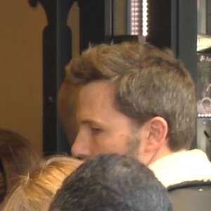 Exclusif - Ben Affleck et Jennifer Garner à Paris avec leurs 3 enfants Violet, Seraphina et Samuel ainsi que 2 nounous. Logée dans un somptueux hôtel dans le Marais, toute la famille est allée acheter jeudi après-midi des glaces chez Amorino, célèbre glacier. Le couple a été tout de suite reconnu et certains clients qui faisaient la queue ont pu même discuter avec eux. Les deux stars ont échangé un baiser à l'intérieur de l'hôtel, rapporte un témoin de la scène. Paris le 5 mai 2016