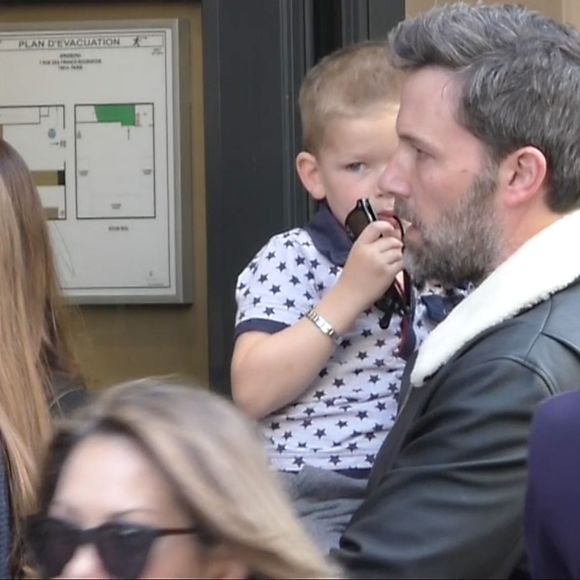 Exclusif - Ben Affleck et Jennifer Garner à Paris avec leurs 3 enfants Violet, Seraphina et Samuel ainsi que 2 nounous. Logée dans un somptueux hôtel dans le Marais, toute la famille est allée acheter jeudi après-midi des glaces chez Amorino, célèbre glacier. Le couple a été tout de suite reconnu et certains clients qui faisaient la queue ont pu même discuter avec eux. Les deux stars ont échangé un baiser à l'intérieur de l'hôtel, rapporte un témoin de la scène. Paris le 5 mai 2016