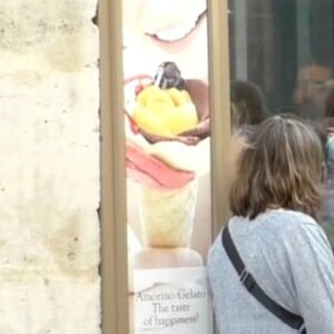 Exclusif - Ben Affleck et Jennifer Garner à Paris avec leurs 3 enfants Violet, Seraphina et Samuel ainsi que 2 nounous. Logée dans un somptueux hôtel dans le Marais, toute la famille est allée acheter jeudi après-midi des glaces chez Amorino, célèbre glacier. Le couple a été tout de suite reconnu et certains clients qui faisaient la queue ont pu même discuter avec eux. Les deux stars ont échangé un baiser à l'intérieur de l'hôtel, rapporte un témoin de la scène. Paris le 5 mai 2016