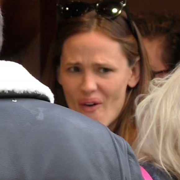Exclusif - Ben Affleck et Jennifer Garner à Paris avec leurs 3 enfants Violet, Seraphina et Samuel ainsi que 2 nounous. Logée dans un somptueux hôtel dans le Marais, toute la famille est allée acheter jeudi après-midi des glaces chez Amorino, célèbre glacier. Le couple a été tout de suite reconnu et certains clients qui faisaient la queue ont pu même discuter avec eux. Les deux stars ont échangé un baiser à l'intérieur de l'hôtel, rapporte un témoin de la scène. Paris le 5 mai 2016