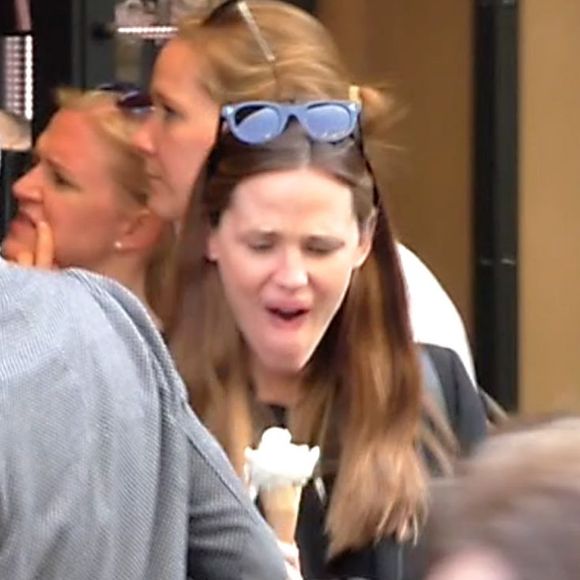 Exclusif - Ben Affleck et Jennifer Garner à Paris avec leurs 3 enfants Violet, Seraphina et Samuel ainsi que 2 nounous. Logée dans un somptueux hôtel dans le Marais, toute la famille est allée acheter jeudi après-midi des glaces chez Amorino, célèbre glacier. Le couple a été tout de suite reconnu et certains clients qui faisaient la queue ont pu même discuter avec eux. Les deux stars ont échangé un baiser à l'intérieur de l'hôtel, rapporte un témoin de la scène. Paris le 5 mai 2016
