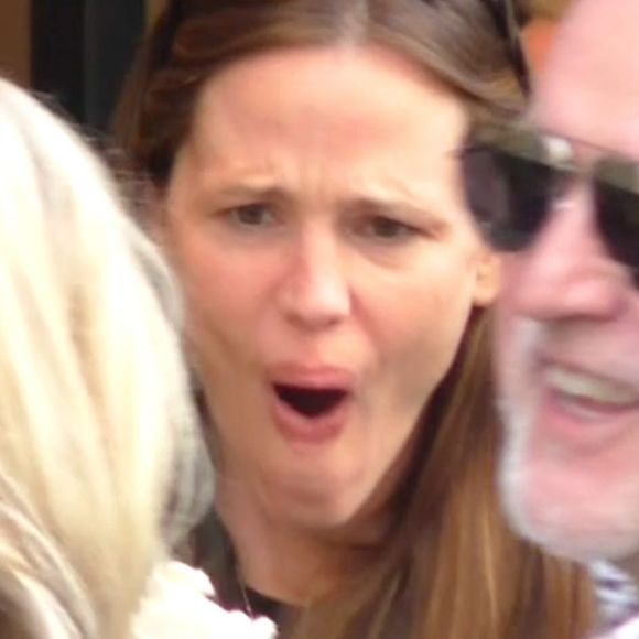 Exclusif - Ben Affleck et Jennifer Garner à Paris avec leurs 3 enfants Violet, Seraphina et Samuel ainsi que 2 nounous. Logée dans un somptueux hôtel dans le Marais, toute la famille est allée acheter jeudi après-midi des glaces chez Amorino, célèbre glacier. Le couple a été tout de suite reconnu et certains clients qui faisaient la queue ont pu même discuter avec eux. Les deux stars ont échangé un baiser à l'intérieur de l'hôtel, rapporte un témoin de la scène. Paris le 5 mai 2016