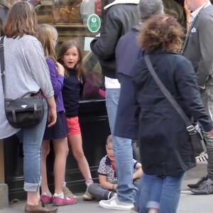 Exclusif - Ben Affleck et Jennifer Garner à Paris avec leurs 3 enfants Violet, Seraphina et Samuel ainsi que 2 nounous. Logée dans un somptueux hôtel dans le Marais, toute la famille est allée acheter jeudi après-midi des glaces chez Amorino, célèbre glacier. Le couple a été tout de suite reconnu et certains clients qui faisaient la queue ont pu même discuter avec eux. Les deux stars ont échangé un baiser à l'intérieur de l'hôtel, rapporte un témoin de la scène. Paris le 5 mai 2016