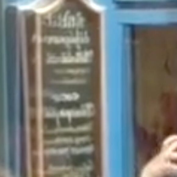 Exclusif - Ben Affleck et Jennifer Garner à Paris avec leurs 3 enfants Violet, Seraphina et Samuel ainsi que 2 nounous. Logée dans un somptueux hôtel dans le Marais, toute la famille est allée acheter jeudi après-midi des glaces chez Amorino, célèbre glacier. Le couple a été tout de suite reconnu et certains clients qui faisaient la queue ont pu même discuter avec eux. Les deux stars ont échangé un baiser à l'intérieur de l'hôtel, rapporte un témoin de la scène. Paris le 5 mai 2016