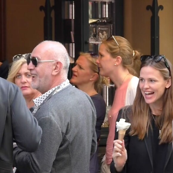 Exclusif - Ben Affleck et Jennifer Garner à Paris avec leurs 3 enfants Violet, Seraphina et Samuel ainsi que 2 nounous. Logée dans un somptueux hôtel dans le Marais, toute la famille est allée acheter jeudi après-midi des glaces chez Amorino, célèbre glacier. Le couple a été tout de suite reconnu et certains clients qui faisaient la queue ont pu même discuter avec eux. Les deux stars ont échangé un baiser à l'intérieur de l'hôtel, rapporte un témoin de la scène. Paris le 5 mai 2016