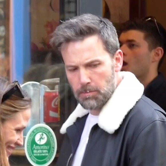 Exclusif - Ben Affleck et Jennifer Garner à Paris avec leurs 3 enfants Violet, Seraphina et Samuel ainsi que 2 nounous. Logée dans un somptueux hôtel dans le Marais, toute la famille est allée acheter jeudi après-midi des glaces chez Amorino, célèbre glacier. Le couple a été tout de suite reconnu et certains clients qui faisaient la queue ont pu même discuter avec eux. Les deux stars ont échangé un baiser à l'intérieur de l'hôtel, rapporte un témoin de la scène. Paris le 5 mai 2016