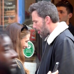 Exclusif - Ben Affleck et Jennifer Garner à Paris avec leurs 3 enfants Violet, Seraphina et Samuel ainsi que 2 nounous. Logée dans un somptueux hôtel dans le Marais, toute la famille est allée acheter jeudi après-midi des glaces chez Amorino, célèbre glacier. Le couple a été tout de suite reconnu et certains clients qui faisaient la queue ont pu même discuter avec eux. Les deux stars ont échangé un baiser à l'intérieur de l'hôtel, rapporte un témoin de la scène. Paris le 5 mai 2016
