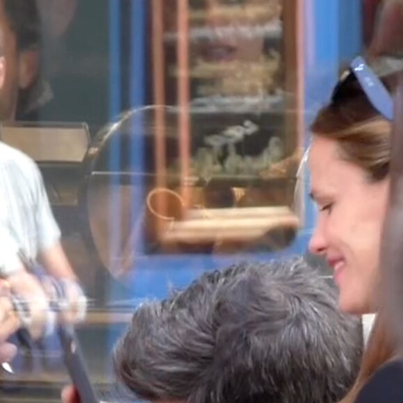 Exclusif - Ben Affleck et Jennifer Garner à Paris avec leurs 3 enfants Violet, Seraphina et Samuel ainsi que 2 nounous. Logée dans un somptueux hôtel dans le Marais, toute la famille est allée acheter jeudi après-midi des glaces chez Amorino, célèbre glacier. Le couple a été tout de suite reconnu et certains clients qui faisaient la queue ont pu même discuter avec eux. Les deux stars ont échangé un baiser à l'intérieur de l'hôtel, rapporte un témoin de la scène. Paris le 5 mai 2016