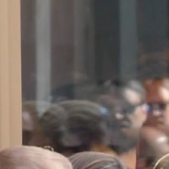 Exclusif - Ben Affleck et Jennifer Garner à Paris avec leurs 3 enfants Violet, Seraphina et Samuel ainsi que 2 nounous. Logée dans un somptueux hôtel dans le Marais, toute la famille est allée acheter jeudi après-midi des glaces chez Amorino, célèbre glacier. Le couple a été tout de suite reconnu et certains clients qui faisaient la queue ont pu même discuter avec eux. Les deux stars ont échangé un baiser à l'intérieur de l'hôtel, rapporte un témoin de la scène. Paris le 5 mai 2016