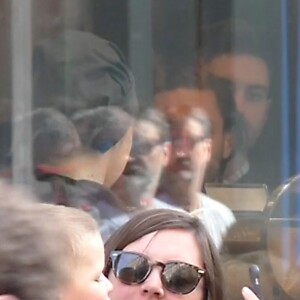 Exclusif - Ben Affleck et Jennifer Garner à Paris avec leurs 3 enfants Violet, Seraphina et Samuel ainsi que 2 nounous. Logée dans un somptueux hôtel dans le Marais, toute la famille est allée acheter jeudi après-midi des glaces chez Amorino, célèbre glacier. Le couple a été tout de suite reconnu et certains clients qui faisaient la queue ont pu même discuter avec eux. Les deux stars ont échangé un baiser à l'intérieur de l'hôtel, rapporte un témoin de la scène. Paris le 5 mai 2016