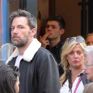 Exclusif - Ben Affleck et Jennifer Garner à Paris avec leurs 3 enfants Violet, Seraphina et Samuel ainsi que 2 nounous. Logée dans un somptueux hôtel dans le Marais, toute la famille est allée acheter jeudi après-midi des glaces chez Amorino, célèbre glacier. Le couple a été tout de suite reconnu et certains clients qui faisaient la queue ont pu même discuter avec eux. Les deux stars ont échangé un baiser à l'intérieur de l'hôtel, rapporte un témoin de la scène. Paris le 5 mai 2016