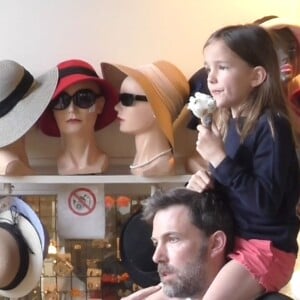 Exclusif - Ben Affleck et Jennifer Garner à Paris avec leurs 3 enfants Violet, Seraphina et Samuel ainsi que 2 nounous. Logée dans un somptueux hôtel dans le Marais, toute la famille est allée acheter jeudi après-midi des glaces chez Amorino, célèbre glacier. Le couple a été tout de suite reconnu et certains clients qui faisaient la queue ont pu même discuter avec eux. Les deux stars ont échangé un baiser à l'intérieur de l'hôtel, rapporte un témoin de la scène. Paris le 5 mai 2016