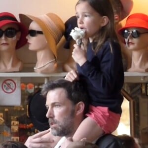 Exclusif - Ben Affleck et Jennifer Garner à Paris avec leurs 3 enfants Violet, Seraphina et Samuel ainsi que 2 nounous. Logée dans un somptueux hôtel dans le Marais, toute la famille est allée acheter jeudi après-midi des glaces chez Amorino, célèbre glacier. Le couple a été tout de suite reconnu et certains clients qui faisaient la queue ont pu même discuter avec eux. Les deux stars ont échangé un baiser à l'intérieur de l'hôtel, rapporte un témoin de la scène. Paris le 5 mai 2016