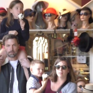 Exclusif - Ben Affleck et Jennifer Garner à Paris avec leurs 3 enfants Violet, Seraphina et Samuel ainsi que 2 nounous. Logée dans un somptueux hôtel dans le Marais, toute la famille est allée acheter jeudi après-midi des glaces chez Amorino, célèbre glacier. Le couple a été tout de suite reconnu et certains clients qui faisaient la queue ont pu même discuter avec eux. Les deux stars ont échangé un baiser à l'intérieur de l'hôtel, rapporte un témoin de la scène. Paris le 5 mai 2016