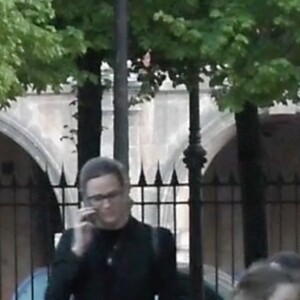 Exclusif - Ben Affleck et Jennifer Garner à Paris avec leurs 3 enfants Violet, Seraphina et Samuel ainsi que 2 nounous. Logée dans un somptueux hôtel dans le Marais, toute la famille est allée acheter jeudi après-midi des glaces chez Amorino, célèbre glacier. Le couple a été tout de suite reconnu et certains clients qui faisaient la queue ont pu même discuter avec eux. Les deux stars ont échangé un baiser à l'intérieur de l'hôtel, rapporte un témoin de la scène. Paris le 5 mai 2016
