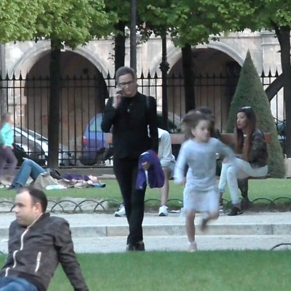 Exclusif - Ben Affleck et Jennifer Garner à Paris avec leurs 3 enfants Violet, Seraphina et Samuel ainsi que 2 nounous. Logée dans un somptueux hôtel dans le Marais, toute la famille est allée acheter jeudi après-midi des glaces chez Amorino, célèbre glacier. Le couple a été tout de suite reconnu et certains clients qui faisaient la queue ont pu même discuter avec eux. Les deux stars ont échangé un baiser à l'intérieur de l'hôtel, rapporte un témoin de la scène. Paris le 5 mai 2016